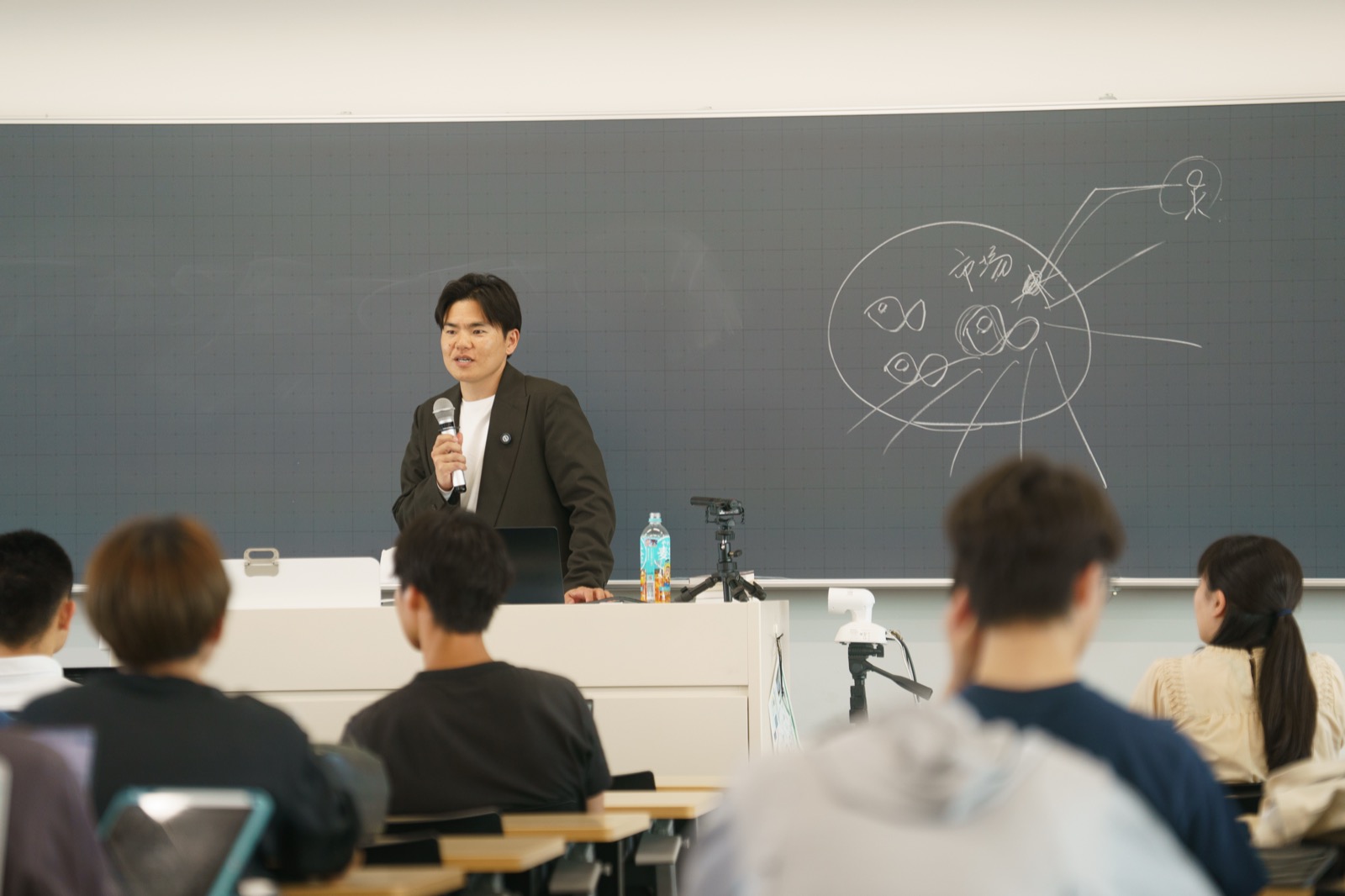 学生に語りかける小林正弥