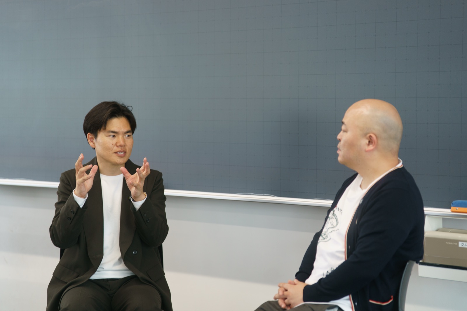 対談で語る小林正弥と聞き入る原田曜平氏